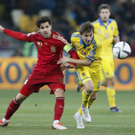 Cesc Fábregas, ayer en el partido contra Ucrania en Kiev./REUTERS