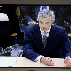 José María Buenaventura, miembro de la Comisión de Control de Caja Madrid a propuesta de PP, en una imagen del monitor de la sala de prensa de la Audiencia Nacional en San Fernando de Henares, donde prosiguen las declaraciones de los acusad