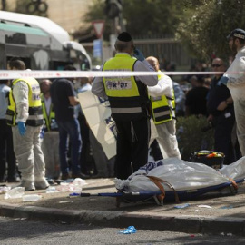 Los servicios de emergencia israelíes trabajan en el lugar del suceso después de que dos personas atacaran con un arma de fuego y un cuchillo un autobús en el barrio de Armon Hanatziv, Jerusalén. - EFE