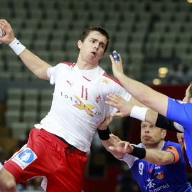 El danés Rasmus Lauge intenta un lanzamiento ante Islandia. REUTERS/Mohammed Dabbous