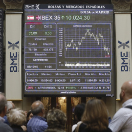 Panel informativo de la Bolsa de Madrid que muestra la evolución del principal indicador de la bolsa española, el Ibex 35. EFE/Fernando Alvarado