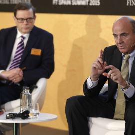 El ministro de Economía, Luis de Guindos, con y el editor de 'Financial Times' John Thornhill, durante la jornada "Spain Summit", organizada en Madrid por  dirario salmón británico. EFE/Paco Campos