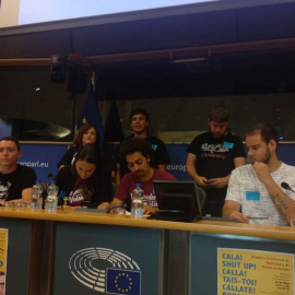 Rueda de prensa del grupo de apoyo a Valtonyc  (Ariadna Suari entre ellos), el periodista Boro, Pablo Hasel, Ivan Lezno (La Insugencia) y Alex García (youtuber). | M.M.J.