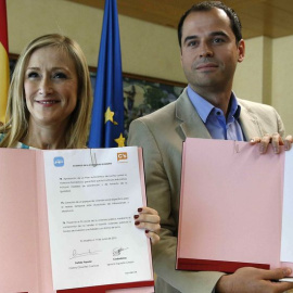 Momento en el que Cristina Cifuentes e Ignacio Aguado sellaron el acuerdo de investidura de la primera.- EFE