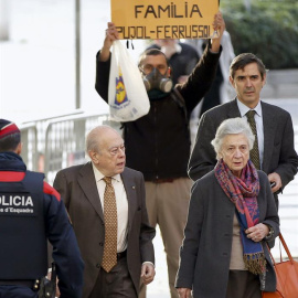 El expresidente de la Generalitat Jordi Pujol,  a su llegada, acompañado de su esposa, a la Ciudad de la Justicia. EFE/Andreu Dalmau