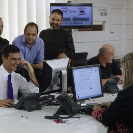 El secretario general del PSOE, Pedro Sánchez, junto al secretario de Organización, César Luena, entre otros, inaugura el 'call center'  instalado en la sede del partido en Ferraz, desde el que se llamará en los próximos días a militantes y