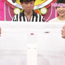  Dos participantes del concurso AKBingo compiten por no tragarse una cucaracha.