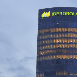El logo de Iberdrola en su sede en Bilbao.