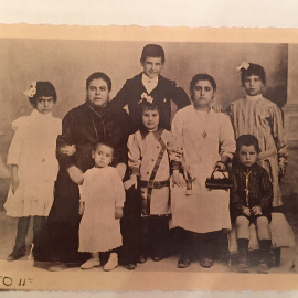 Catalina Alcaraz, con su madre y hermanos.