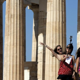  Tres turistas sacándose una foto en el Partenón con el 'palo de selfie'.