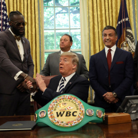 El boxeador Deontay Wilder, el actor Sylvester Stallone y Trump, en la Casa Blanca este jueves. REUTERS/Kevin Lamarque