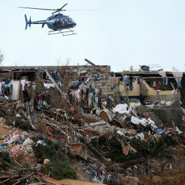 Un helicóptero sobrevuela las casas destruidas en Haití. /REUTERS