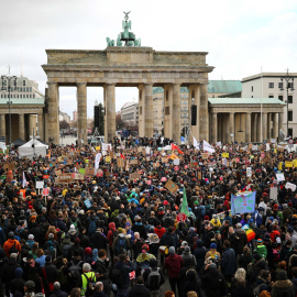 La Puerta de Brandeburgo en Berlín rodeada de manifestantes este viernes. / Reuters