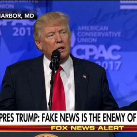  Trump, en una conferencia de prensa retransmitida por Fox News, afirma que 'las noticias falsas son el enemigo del pueblo'.