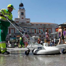 Un empleado de la limpieza trabaja en la Puerta del Sol de Madrid.- EFE