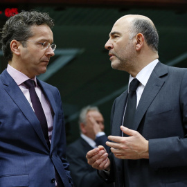 El presidente del Eurogroup, el holandés Jeroen Dijsselbloem, conversa con el comisario de Asuntos Económicos, el francés Pierre Moscovici. REUTERS/Yves Herman