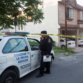 La Policía custodian el domicilio donde fue encontrada una periodista muerta en la ciudad de Monterrey, Nuevo León (México). (EFE | STR)