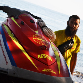 Joaquín Acedo, en la isla griega de Lesbos, donde trabaja con Proactiva Open Arms . - PABLO MUÑOZ