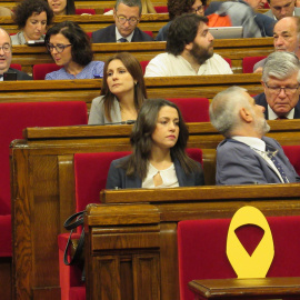 Los partidos acuerdan mantener el lazo amarillo del Govern pero en la bancada de Torra. / Europa Press