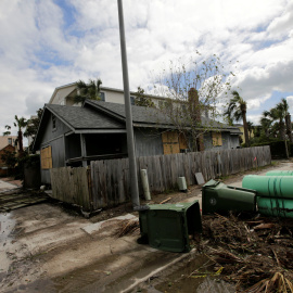 Una calle de Jacksonville Beach, en Florida, tras el paso del huracán. - REUTERS