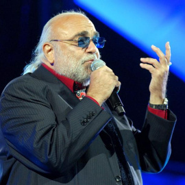 Fotografía de archivo fechada el 3 de septiembre de 2006, que muestra al cantante griego Demis Roussos durante su actuación en el Festival Internacional de la Canción de Sopot cerca de Gdansk, al norte de Polonia. Roussos falleció ayer, 25 