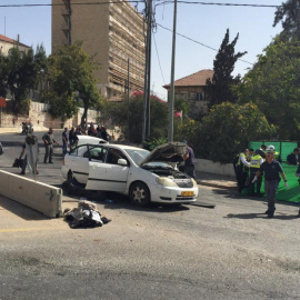 La policía examina el vehículo utilizado por el atacante junto a una estación del tranvía de Jerusalén. Foto: Policía de Israel.