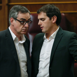 El líder de Ciudadanos, Albert Rivera (d) conversa con el número dos de la formación, José Manuel Villegas, durante el pleno del Congreso en Madrid. EFE/Javier Lopez