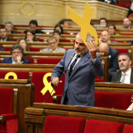 Carlos Carrizosa retira un llaç groc de la bancada del Govern / EFE Toni Albir