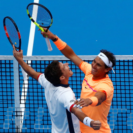 Nadal y Carreño se abrazan tras ganar en el dobles del Abierto de China. /REUTERS