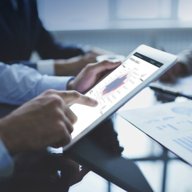 Una tablet con el 'Informe de Digitalización de la empresa española'.de Minsait.