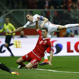 Robert Lewandowski marca uno de sus tres goles a Dinamarca. /REUTERS
