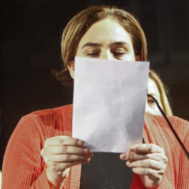 La alcaldesa de Barcelona, Ada Colau, durante la lectura en la plaza Sant Jaume, del manifiesto contra las querellas "antidemocráticas" contra Artur Mas, Joana Ortega e Irene Rigau. / QUIQUE GARCÍA (EFE)