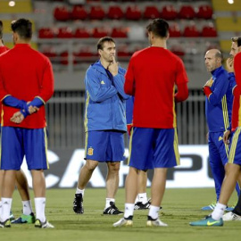 Lopetegui y los internacionales en el entrenamiento previo al partido de hoy contra Albania. /EFE