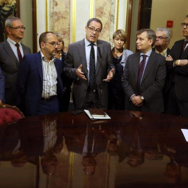 El portavoz de Convergència en el Congreso, Pere Macias, arropado por sus compañeros de partido. / EFE. Javier Lizón