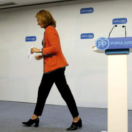 La presidenta del PP del País Vasco, Arantza Quiroga, tras anunciar su dimisión a los medios. / J. ETXEBERRIA (EFE)