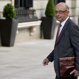 El ministro de Hacienda y Administraciones Públicas, Cristóba Montoro, en el patio del Congreso de los Diputados. EFE