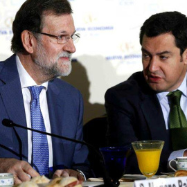El presidente del PP andaluz, Juan Manuel Moreno (derecha), junto al presidente del Gobierno, Mariano Rajoy, momentos antes de pronunciar hoy una conferencia en un desayuno informativo. (EFE/ CHEMA MOYA)