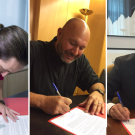 De izquierda a derecha, Pablo Iglesias (Podemos), Ricardo Sixto (IU) y Antonio Hernando (PSOE) firmando el manifiesto promovido por los Consejos de Informativos de RTVE.- CONSEJO DE INFORMATIVOS