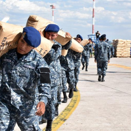 Militares bolivianos cargan un avión militar en Santa Cruz hoy, sábado 8 de octubre 2016, con ayuda humanitaria consistente en cinco toneladas de leche y otro tanto de arroz para atender el desastre causado por el huracán Matthew a Haití. E