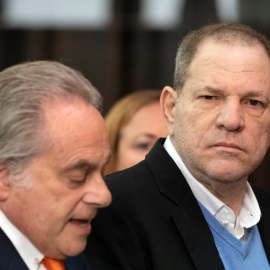 El productor de cine Harvey Weinstein durante su comparecencia ante el Tribunal Penal de Manhattan en Nueva York/Reuters