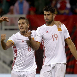 El delantero de España Diego Costa celebra su gol, primero del equipo frente a Albania, junto a Koke. - EFE