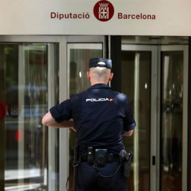 L'entrada de la seu de la Diputació de Barcelona, aquest dijous 25de maig, durant l'operació policial EFE / Toni Albir