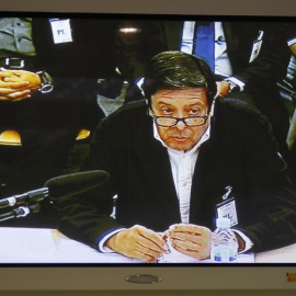 El exsecretario de Caja Madrid Enrique de la Torre, el primero en definir las polémicas tarjetas de la entidad como "black" a efectos fiscales y hombre clave en la causa, en una imagen del monitor de la sala de prensa de la Audiencia Nacion