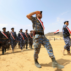 Soldados yemeníes progubernamentales durante un desfile militar. - REUTERS