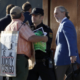 El presunto cabecilla de la trama Gürtel, Francisco Correa, es increpado por una persona a su llegada esta mañana a la Audiencia Nacional en San Fernando de Henares donde se reanuda el macrojuicio a la red de corrupción. EFE/Javier Lizón