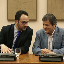 Hernando y Fernández, en una reunión en el Congreso hace unos días. EFE/Paco Campos