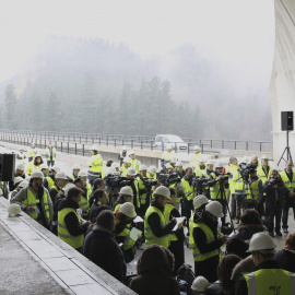 La ministra de Fomento, Ana Pastor, durante una visita que ha realizado esta mañana al comienzo de las obras de plataforma del "vector kobate" en el nudo de Bergara de la "Y" vasca. EFE/Juan Herrero