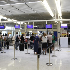 Pasajeros en la cola de un aeropuerto. /REUTERS
