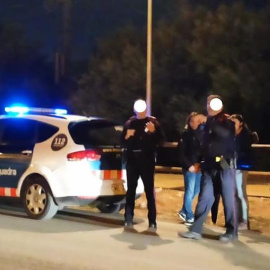 Imagen de los Mossos tras la agresión de un grupo de taurinos a activistas. ANIMANATURALIS