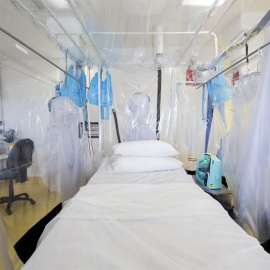 Fotografía de archivo facilitada por el Royal Free Hospital de Londres que muestra la unidad de aislamiento utilizada para enfermedades infecciosas del hospital el pasado 22 de agosto de 2014./ EFE